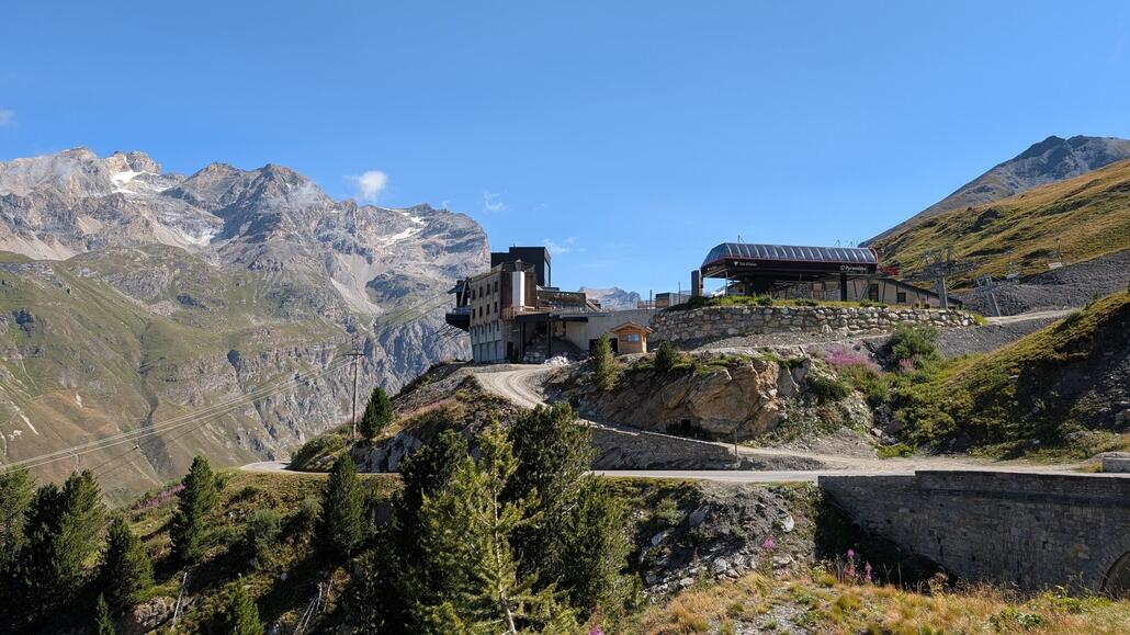 Passstraße zum Col de l'Iseran mit gleichnamiger neuer Gondelbahn und der Pendelbahn aus dem Tal