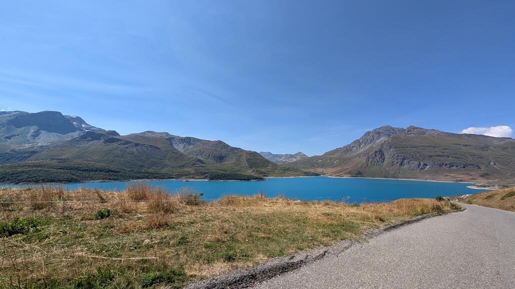 Hier geht eine Straße zum etwa 2000 Meter hochen Stausee herab