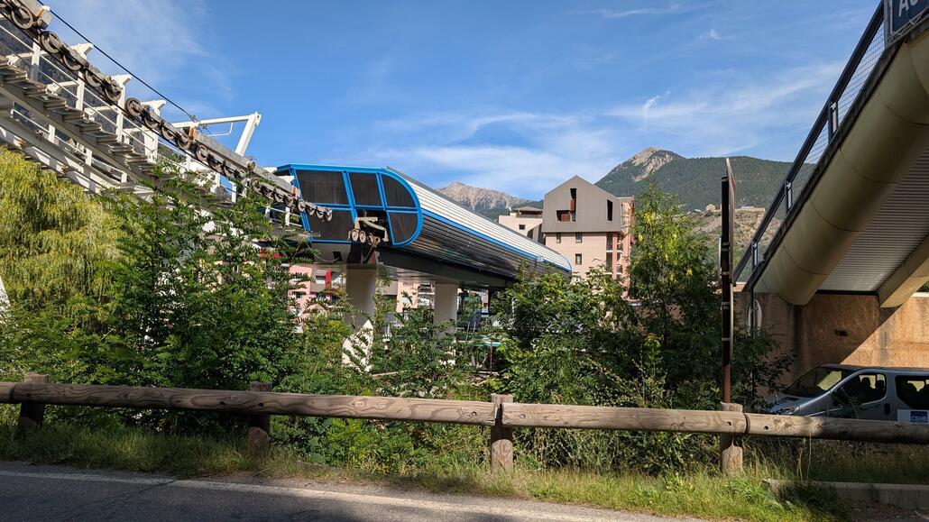Wieder unten in Briançon, mit Seilbahn zum Skigebiet Serre Chevalier, auch das steht auf meiner Winter Planung:  https://alpinfans.com/viewtopic.php?p=32150#p32150