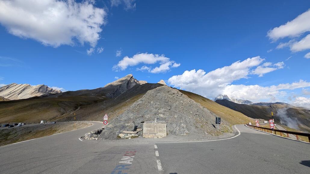 Weiter geht es auf einem kurzen Umweg zum Col Agnel. Hier könnte man wieder nach Italien fahren, aber meine Route ging anders. So bin ich nur einmal der Vollständigkeit hoch gefahren und das auf 2744 Meter! Ich finde es hier noch deutlich spektakuläre als am ein paar Meter höheren Col de l'Iseran, weil man hier einen viel besseren Tiefblick hat.