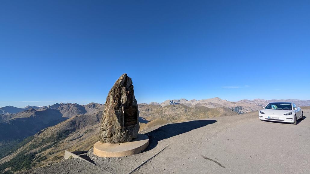 Aber es geht noch höher, zum Cime de la Bonette, mit dem höchsten Parkplatz in Europa (steht dort, der Scheitelpunkt der Tiefenbachgletscher Straße mal ausgelassen)  auf 2802 Metern. Beindruckend hier, und es fühlt sich dieses Mal wirklich wie ein Gipfel an und nciht wie ein Pass, oder sogar nur eine Talstation wie am Tiefenbachgletscher. Wirklich extrem beeindruckend!