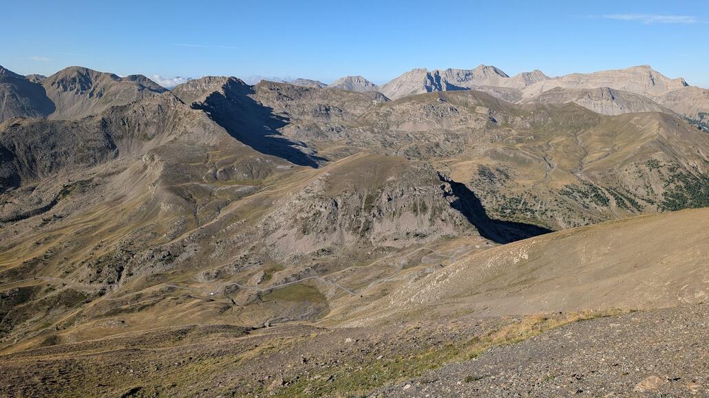 Weiter unten verläuft eine andere Passstraße, der Col de la Moutière