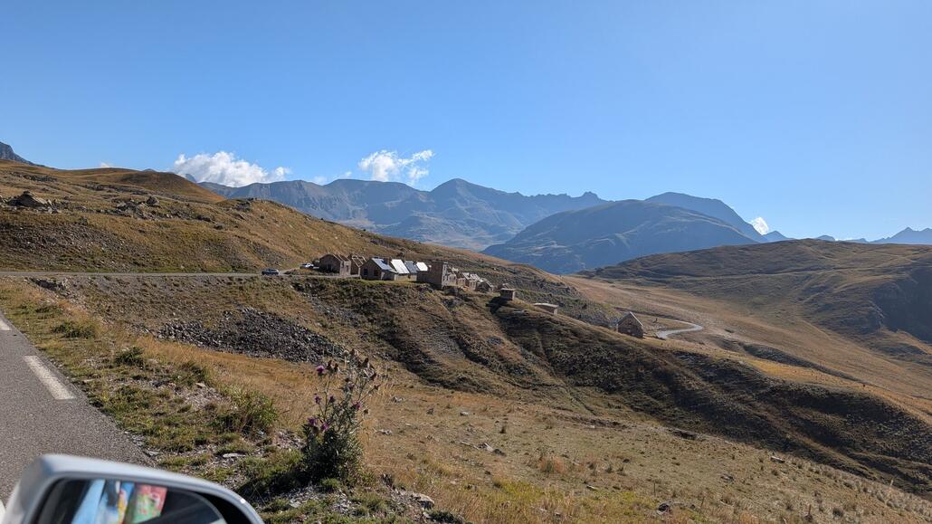 Es geht wieder nach unten Richtung Süden, vorbei an einer alten Militär Siedlung aus dem 19. Jahrhundert