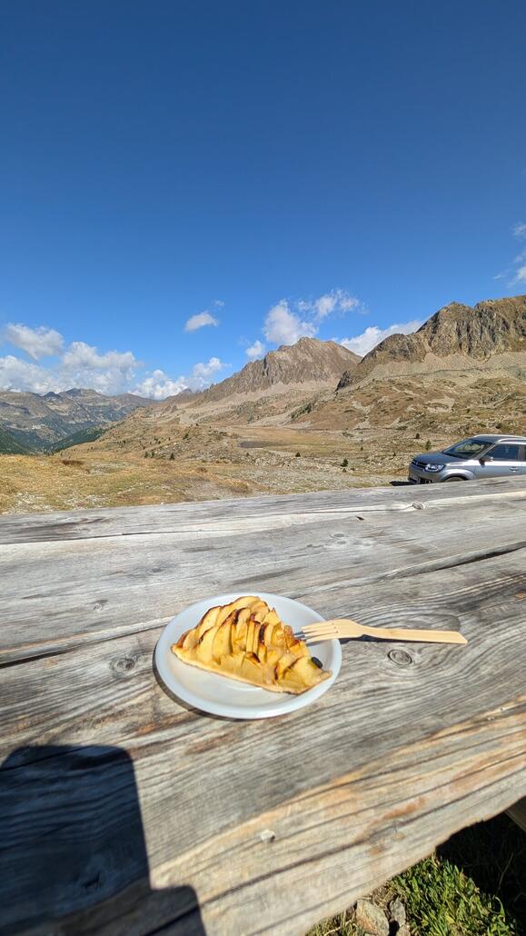 Ein kleiner Snack oben am Pass, bevor es den gleichen Weg wieder runter geht.