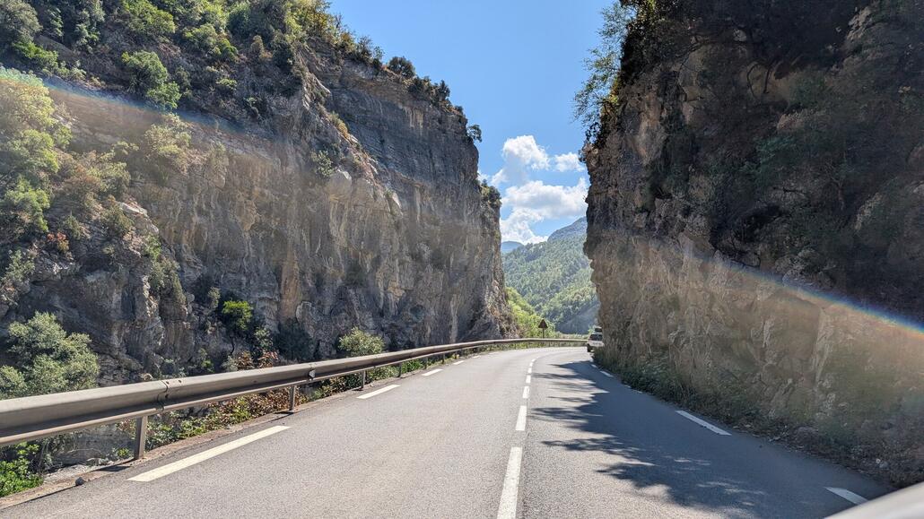Es geht nun eine konstant abfallende Hauptstraße weiter runter bis nach Nizza, die meiste Strecke vorbei an spektakulären Felsen