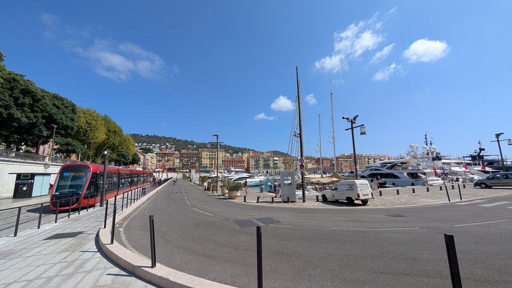 In Nizza parke ich dann in einem P+R Parkhaus und nehme das Tram bis zum Hafen. Die Tageskarte kostet 7 Euro, und dann ist das Parken damit inklusive.