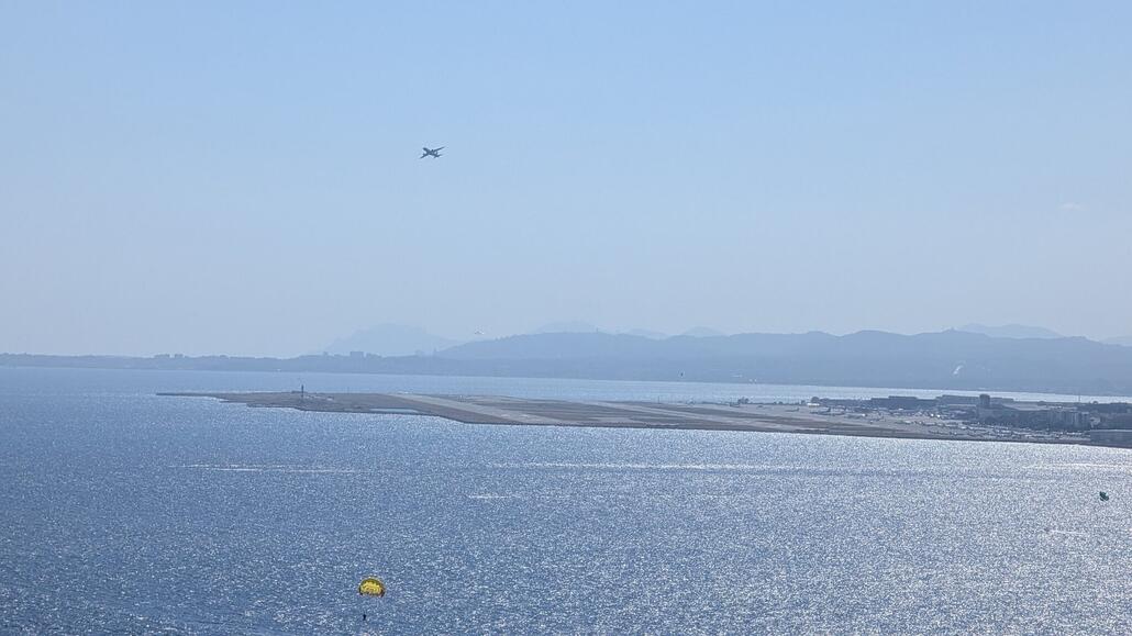 Der Flughafen ist direkt am anderen Ende