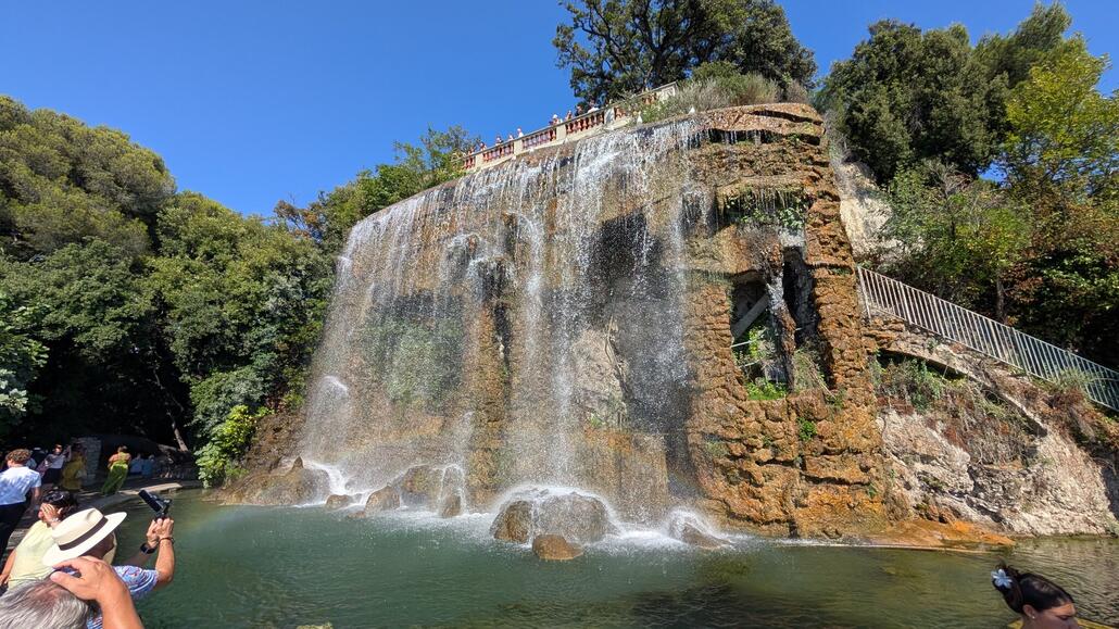 Ein bekannter Wasserfall dort oben