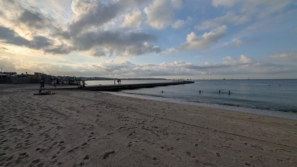 Nach einer Nacht an einem guten abgelegenen Parkplatz (die Plätze finde ich mit der Park4Night App) wieder am Strand, dieses mal in Antibes, und jetzt sogar ein Sandstrand, wo es in Nizza nur Kies war!