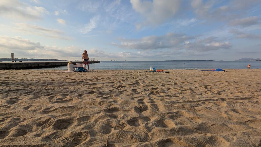 Toller Start in den Tag um 8 Uhr! Bis 9 Uhr sind die Parkplätze direkt am Strand sogar kostenlos, und die Dusche ist nicht nur kostenlos sondern sogar warm! Was ein Service! Jetzt ab ins Büro hier, und heute nachmittag geht es dann wieder zurück auf einer anderen Route!