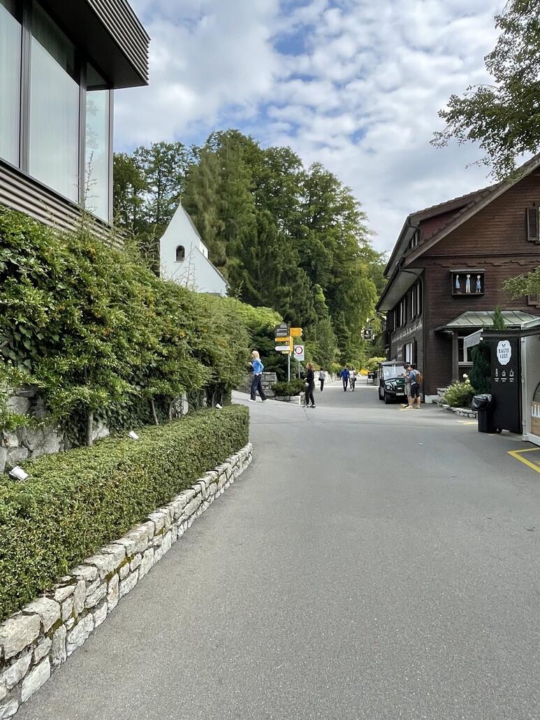 Hier kommen viele von der SSB an oder via Strasse von Stansstad. Somit ab hier Völkerwanderung zum Gipfel.