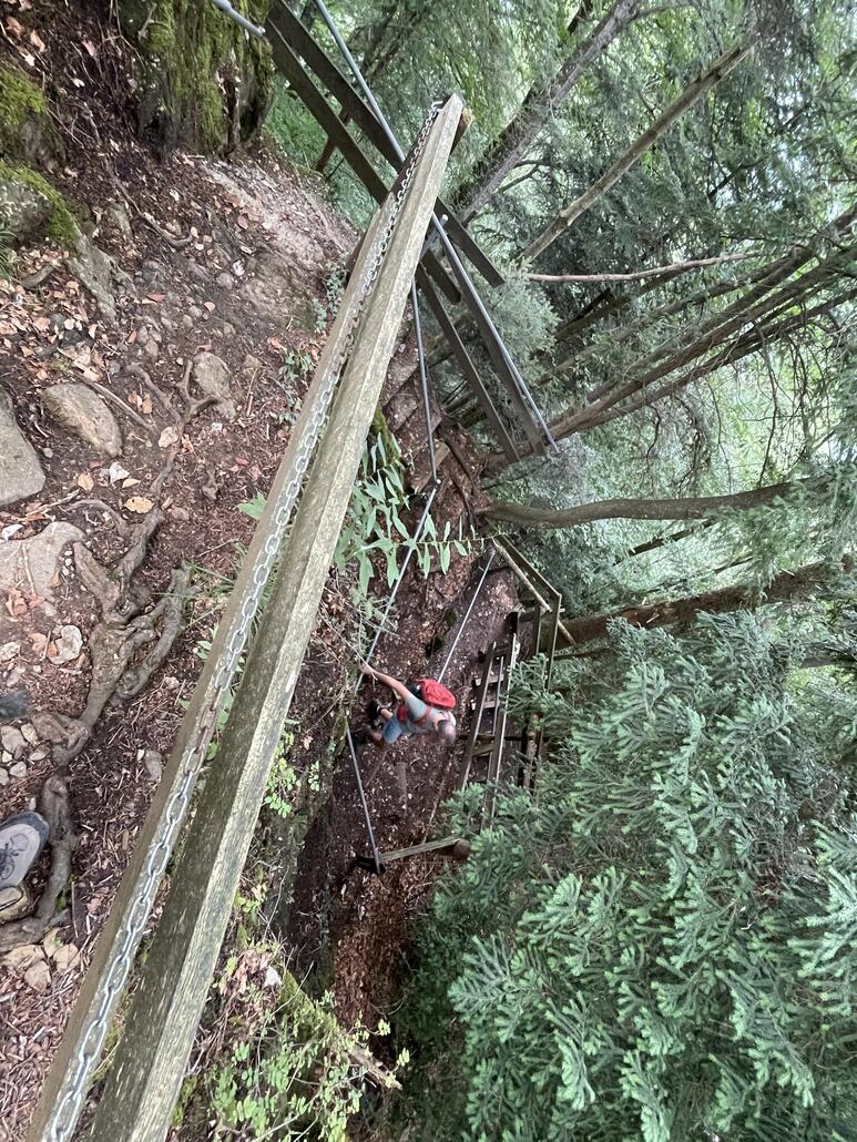 Stufen und steiler Abstieg