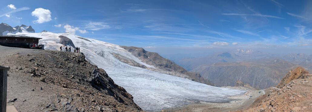 Der ganze Gletscher ist recht groß. Auf der Rückseite liegt Les 2 Alpes, und hier könnte man eigentlich auch noch eine dritte Sektion Seilbahn bis auf 2600 Metern zur Bergstation vom Schlepplift bauen. Dann könnte es eine lange Abfhrt bis nach rechts unten ans Ende vom Gletscher geben, und von dort wieder eine Bahn bis hier her.