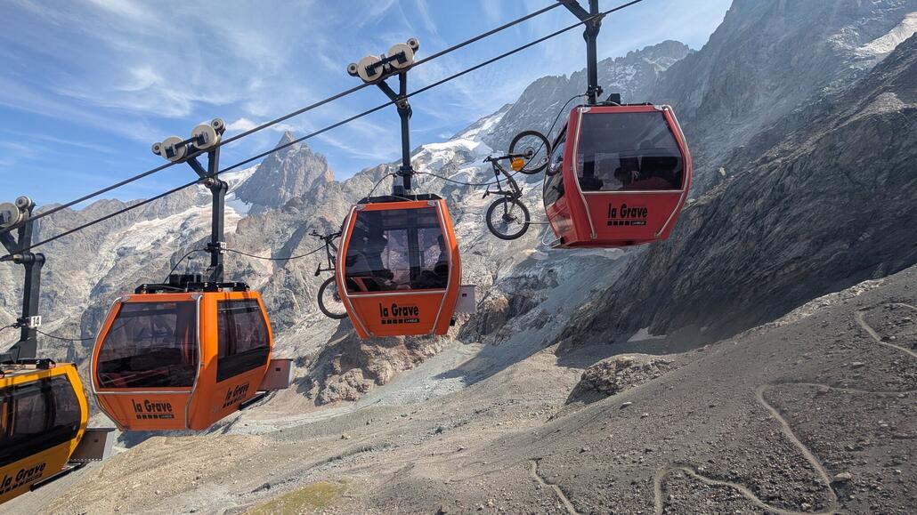 La Meije mit bunten Kabinen, toller Anblick!