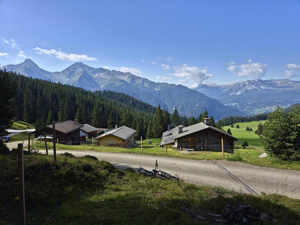 Aclas Davains, wo ich eine kurze Pause einlege. Bereits hier ist das Panorama über die Alpweiden rüber zum Piz Mitgel und Corn da Tinizong absolut überzeugend. Wie immer mache ich auf dem Aufstieg nicht allzu viele Fotos, da ich nur selten halte.