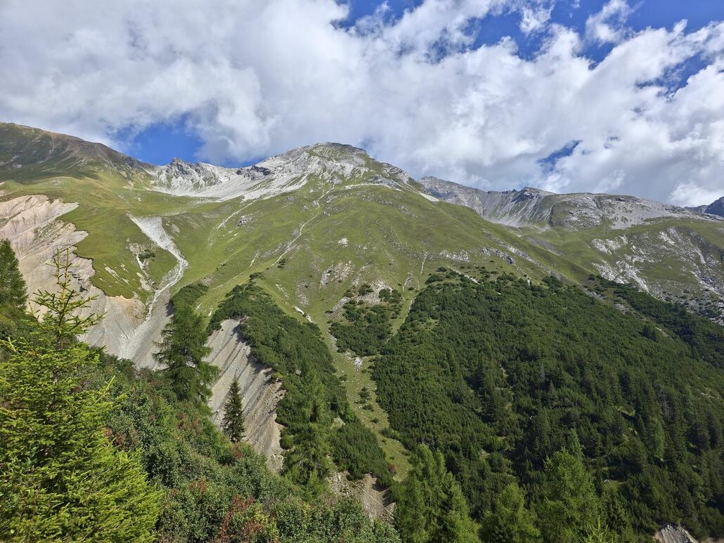 Aber auch die umliegenden Berge, hier der Guggernell, sind landschaftlich sehr ansprechend.