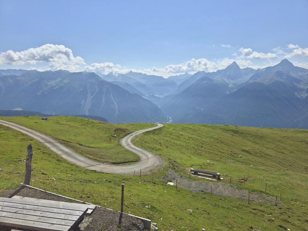 Angkommen auf der Alp da Creusch, Blick zurück in Richtung Albulatal. Ganz zuhinterst ist (sofern ich mich nicht irre) der Piz Ot zu sehen, der markante Berg rechterhand müsste der Piz Ela sein.