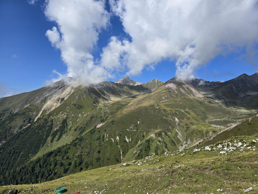 Blick in die andere Richtung, wo das Lenzerhorn hinter dem Berggrat hervorragt.