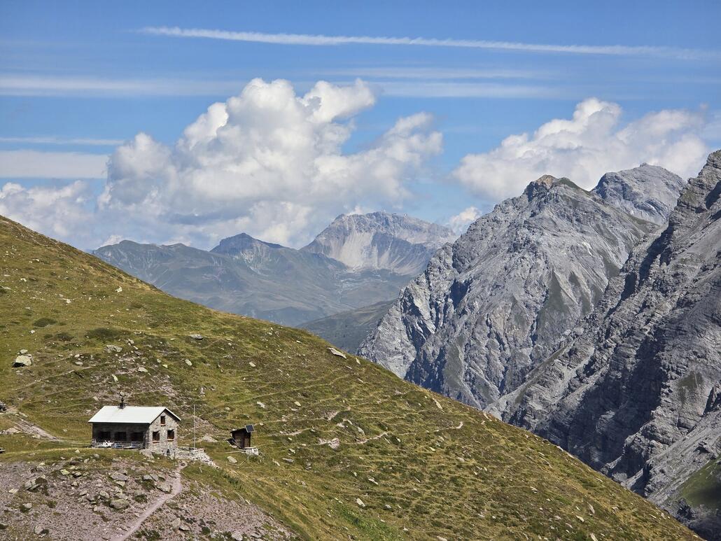 Ramozhütte. Im Hintergrund ist die Weissfluh zu sehen.