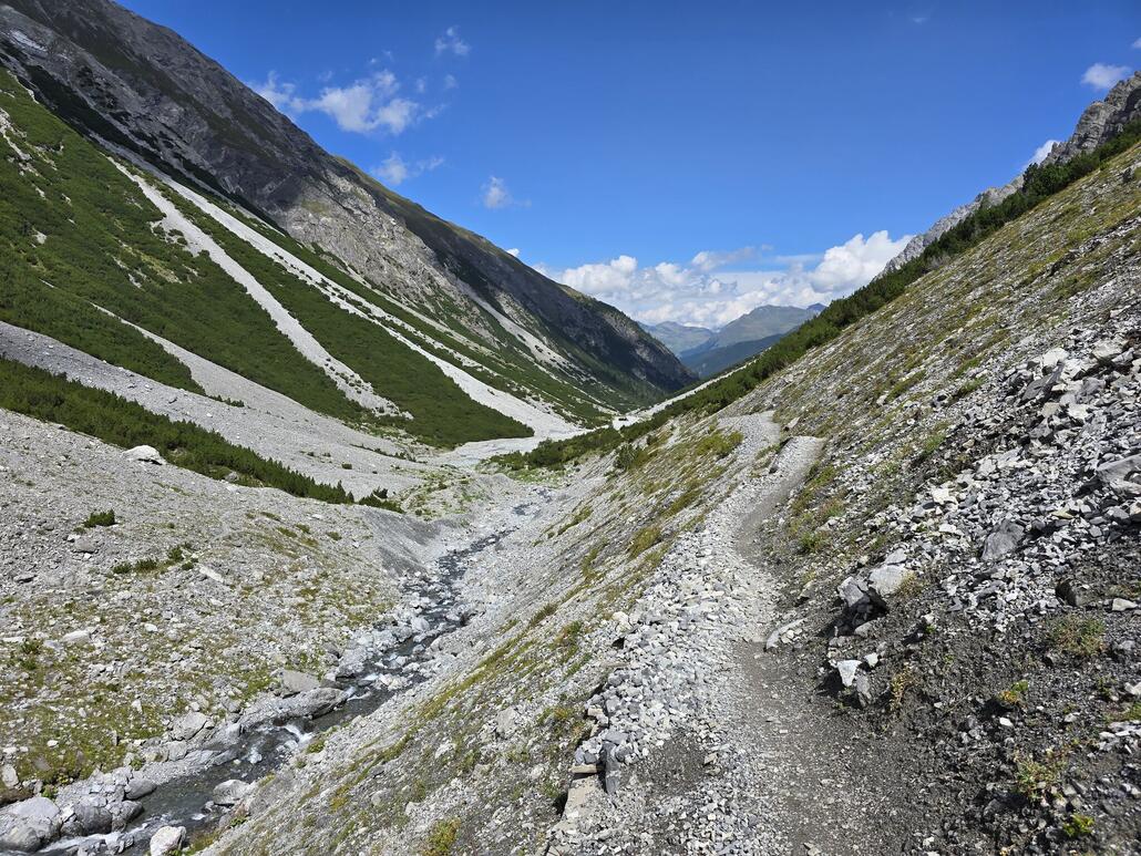 Hier ist der Trail kurz einmal etwas ausgesetzt. Da der Weg hier technisch überhaupt keine Schwierigkeiten beinhaltet, kann ich problemlos durchfahren.