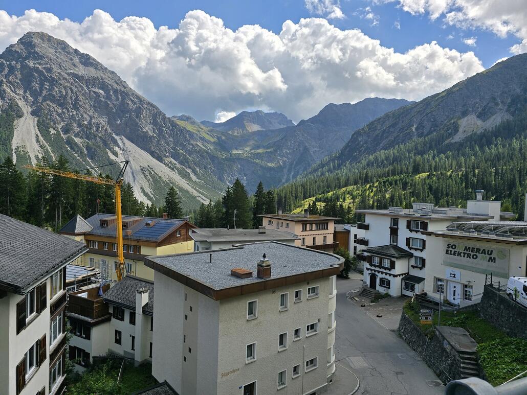 Unterwegs im Dorf von Arosa, Blick zurück in Richtung Welschtobel