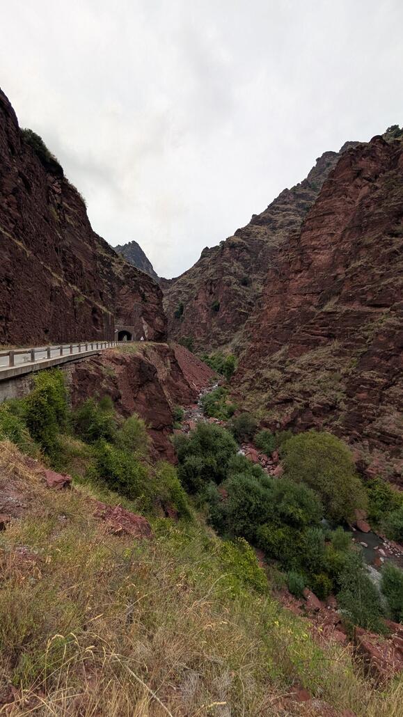 Diese Schlucht mit dem Roten Gestein sieht ja fast aus wie der Grand Canyon :D