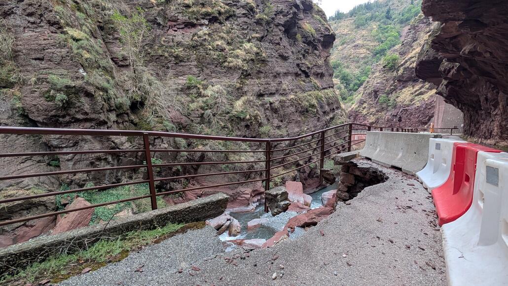 Die alte Straße, die neue geht durch einen Tunnel