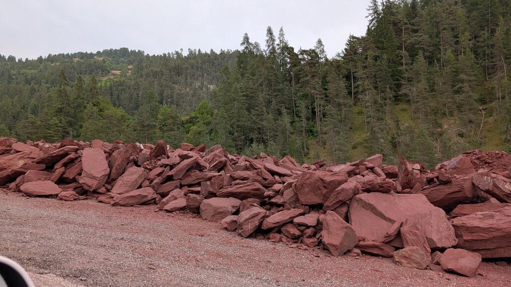 Wahnsinn, dass es hier so ein kleines Gebiet mit den Roten Steinen gibt, ein paar Kilometer weiter ist wieder alles grau