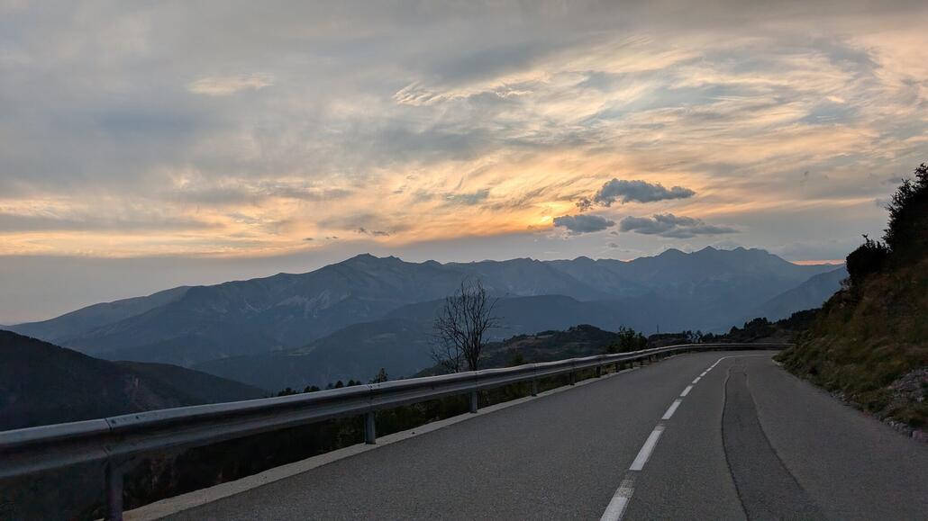 Talfahrt vom Valberg Pass in den Sonnenuntergang