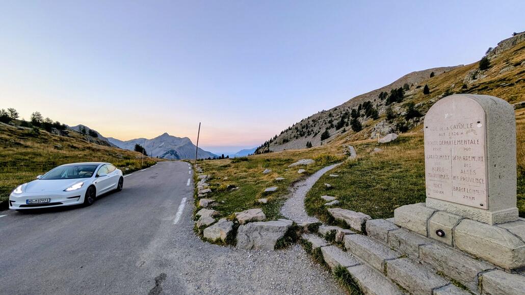 Auf der Passhöhe auf etwas mehr als 2300 Metern, kann nicht mit den 2800 Metern von der Hinfahrt mithalten aber auch schön!