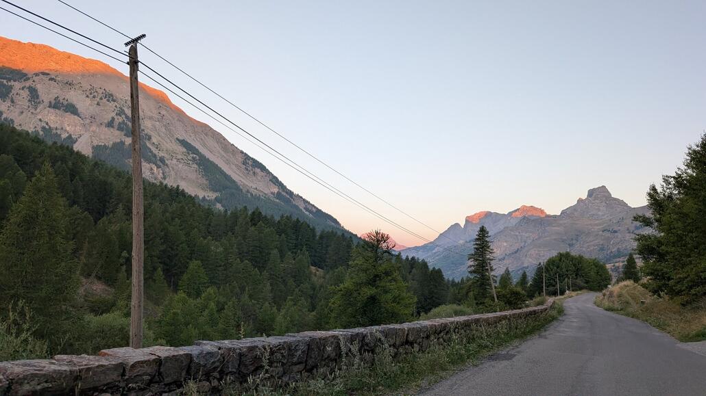 Sonnenaufgang bei der Talfahrt Richtung Norden