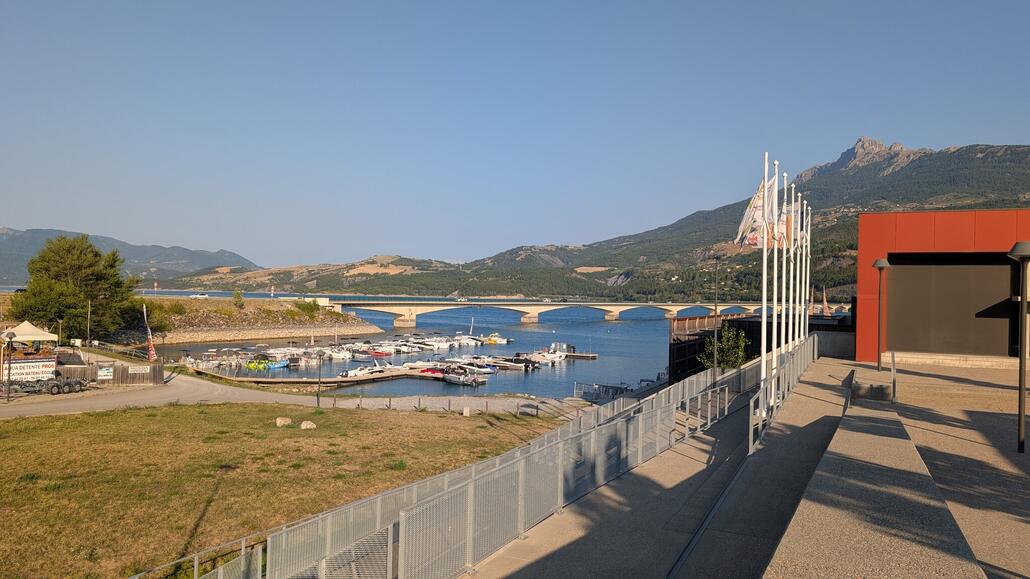 Es führt eine Brücke über den Stausee, die Pfeiler sind also tief im Wasser!