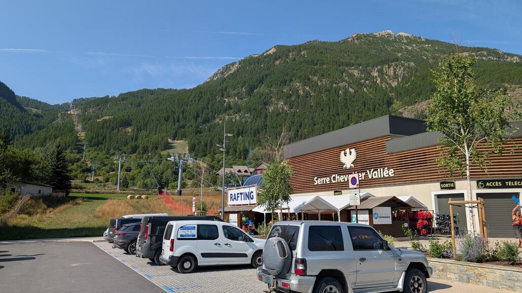 Inzwischen an Brinacon vorbei und am Skigebiet von Serre Chevalier, was nächsten Winter auf meinem Programm steht! Das hier ist die recht neue Pontillas Gondelbahn, die das etwas komisch platzierte DMC ersetzt hat.