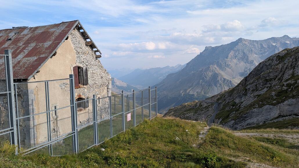 Weiter zum Col du Galibier, hier steht ein vom Einsturz gefährdetes Haus