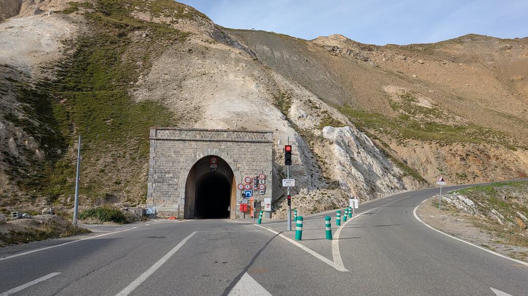 Und kurz unter der Passhöhe ist ein kurzer Scheiteltunnel.