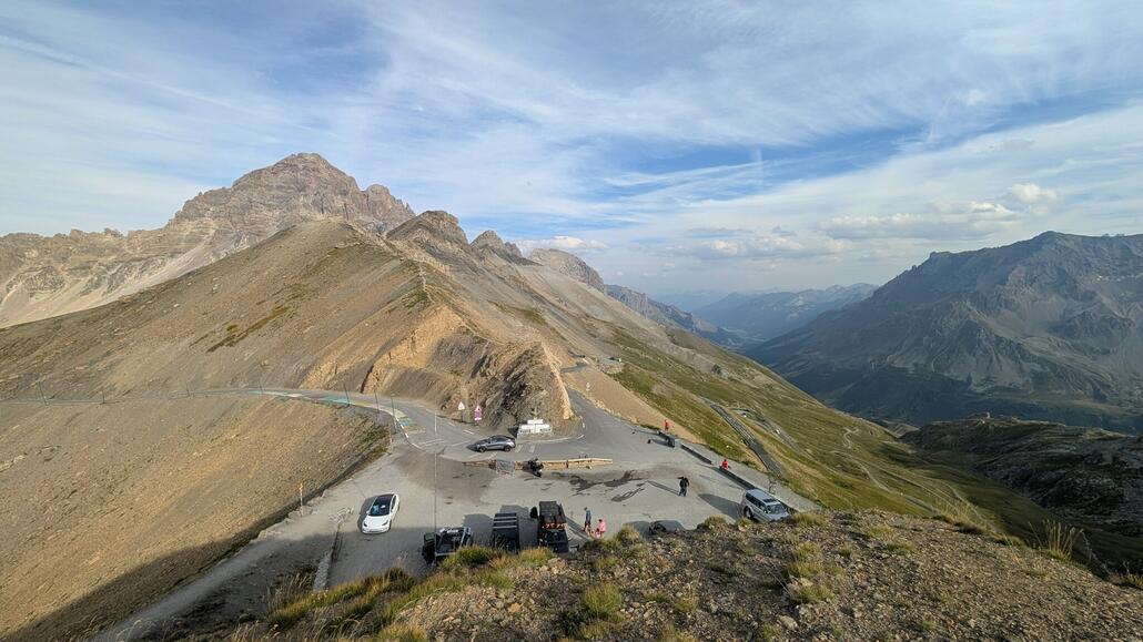 Die Passhöhe, wieder ein sehr hoher Pass über 2600 Metern, toll!