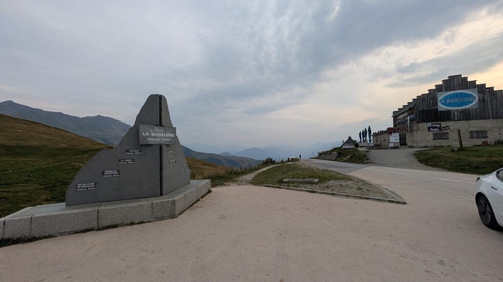 Der Col de La Madeleine, im Winter ist ein Teil der Straße Skipiste