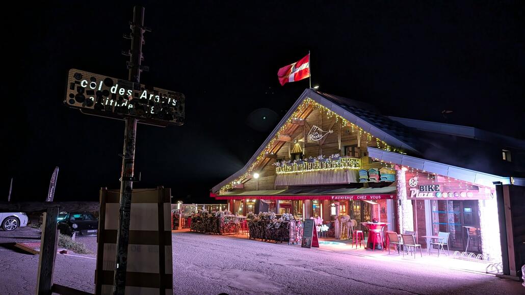 Inzwischen schon dunkel am Col des Aravis. Was ist denn hier noch abends los mitten auf einem Pass? :o