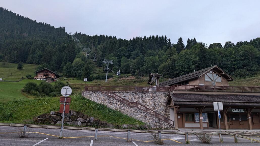 Genächtigt habe ich dann hier in La Clusaz an der Talstation vom Telemix. Das Skigebiet hatte ich bisher gar nicht groß auf dem Schirm, trotz über 100 km Pisten und der Nähe zum Genfersee, vielleicht bietet sich da ja ein Tag an auf der Fahrt ins tiefere Frankreich.