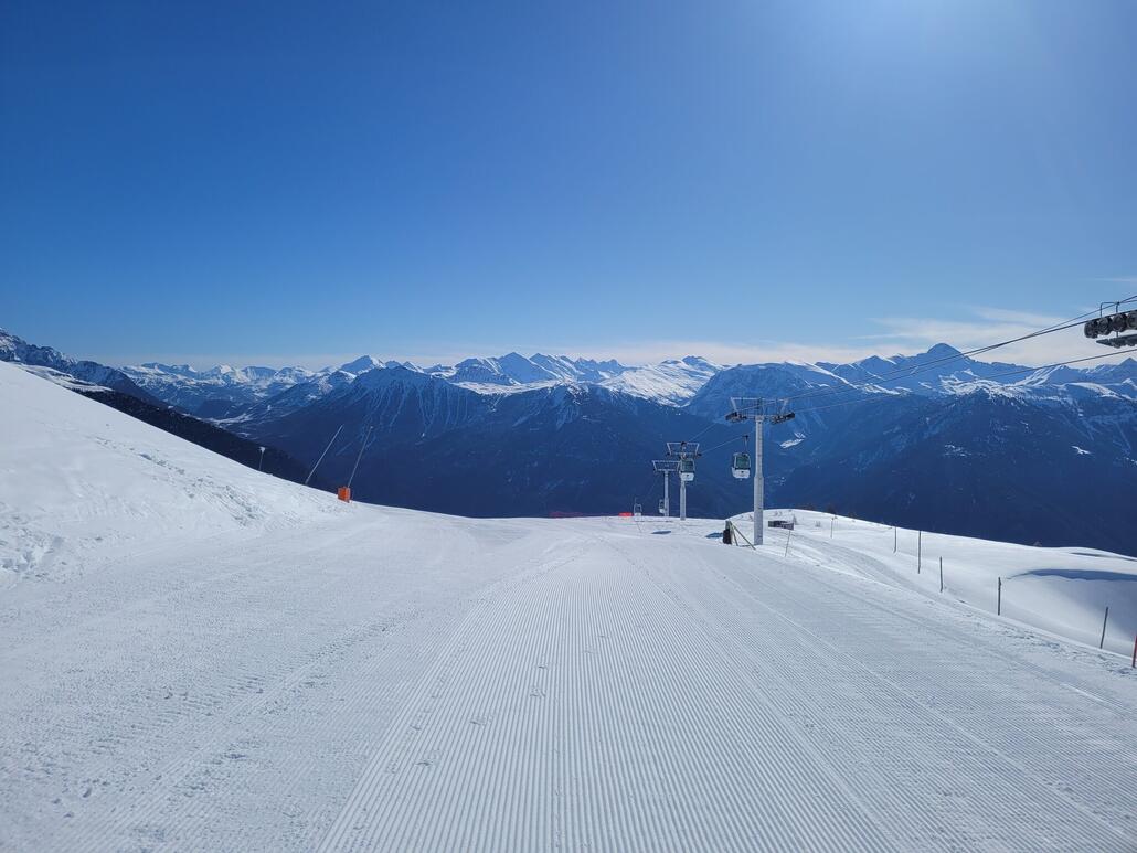 Start an der Bergstation des Zubringers aus Briançon. Welch ein geniales Panorama am Morgen. Die Ausrichtung nach Osten im späten Winter führt bereits morgens zu Firn und Slush.