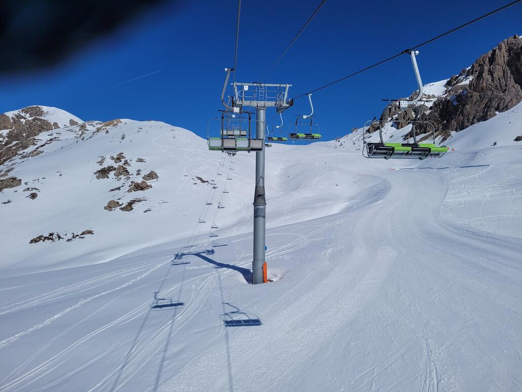 Direkt rüber ins Hauptgebiet. Die kurzen Pisten hier sind nicht so sehr von Interesse.