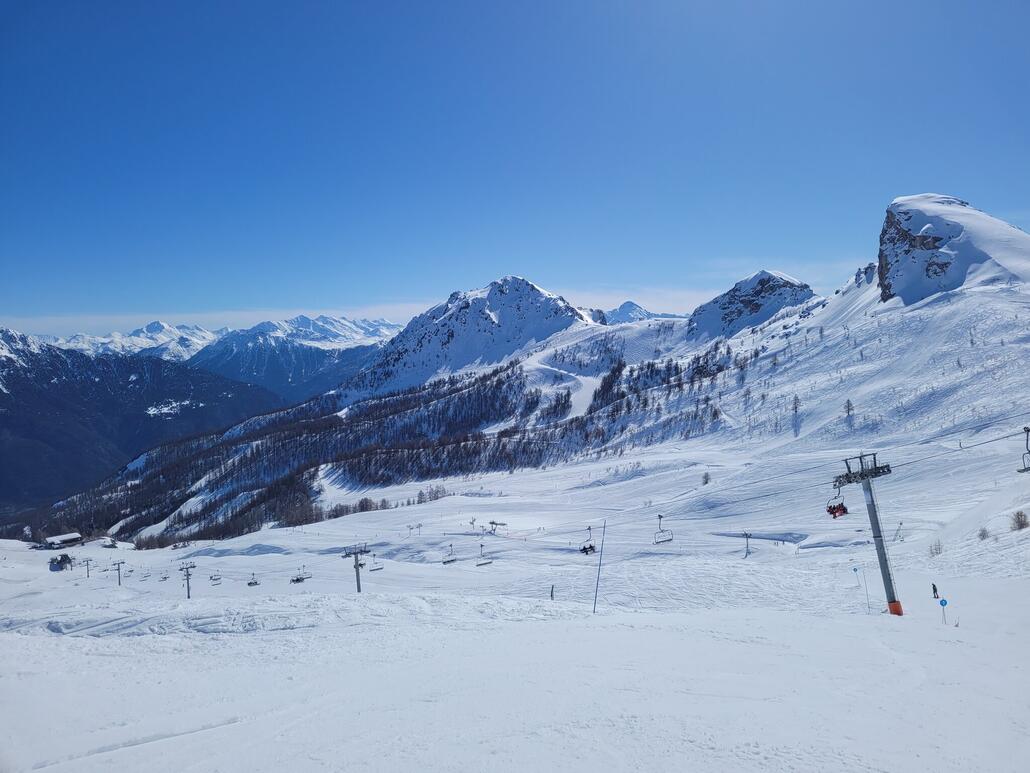 Danach gings mit der TSD Combes hoch. Blick auf TSD Grand Serre und die TK Replat/Grand Alpe. Dahinter erkennt man die Trasse der TK Bois des Coqs. Im Hintergrund die genialen Abfahrten zu Prorel.