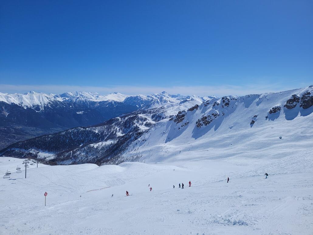 Und wieder ein geniales Ostpanorama. schön breite Piste und nicht viele Leute, auch wenn die Cucumelle eine der meist frequentiertesten Pisten des Tages war. Oben sehr gut zu fahren, besonders das ewig breite obere Drittel und unten dann Sulzbuckelkampf und das bereits um 11h15. Spoiler: Später war es noch deutlich schlimmer :D.