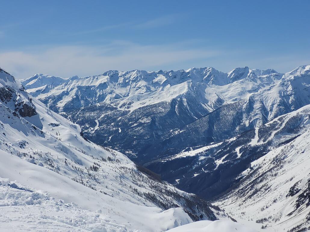 An der Bergstation der TSD Vallons konnte man im Süden sehr deutlich die beiden Skigebiete Pelvoux-Vallouise (näher zu mir) und Puy-Saint-Vincent erkennen.