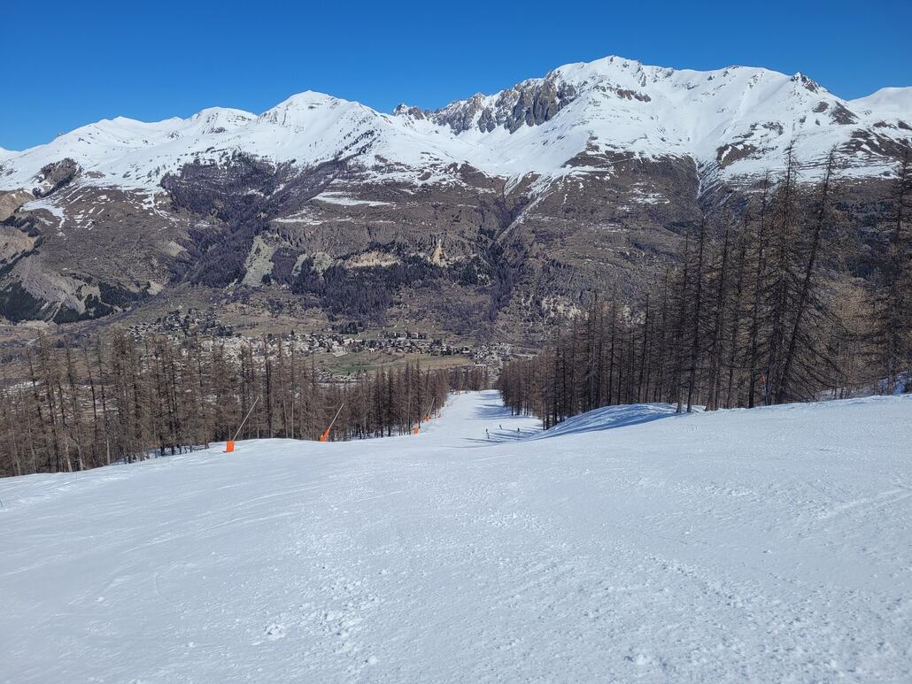 Bis jetzt war das ja ein super Skitag, aber die Pisten nach Les Monêtier haben mir tatsächlich am Besten gefallen. Schön kupierte Pisten durch den Wald, ausreichend Varianten, ein TSD mit über 700 hm (!) und ein TKD für zusätzliche Wiederholungen für den Mittelbereich: Clos de l’étoile.