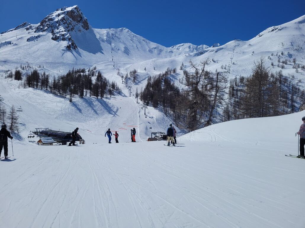 Neben der TSD Eychauda gibt es im oberen Bereich von Les Monêtier 2 TS. Cibout (rechts) und Yret (links). Die Fahrt mit beiden dauert lange, aber im Gegensatz zu Yret, welcher den höchsten Punkt des Skigebietes erschliesst, bietet Cibout nicht spezielles und ist auf jeden Fall ignorierbar.