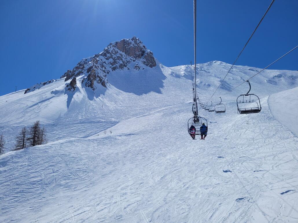 Auch die Kulisse fpr TS Yret ist beeindruckend mit dem Freeride-Hang und dem Rocher de l’Yret (2830 m).