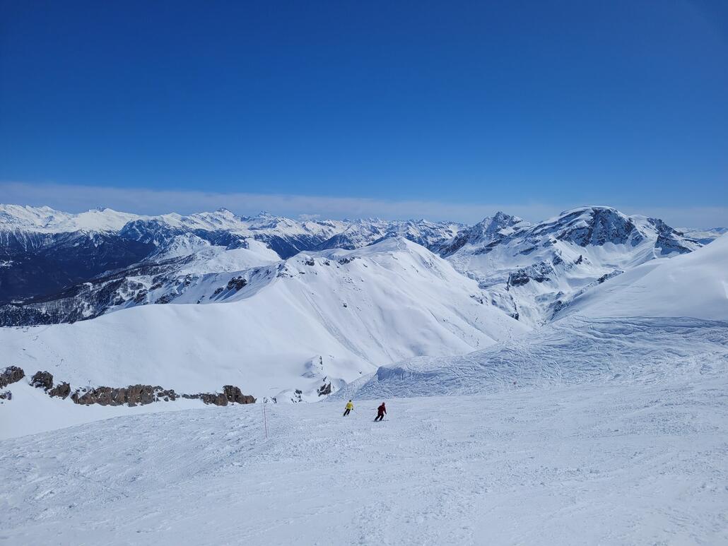 Gipfelpano nach Osten. Auch einer der ganz grossen Namen der Alpen ist sichtbar. Wer sieht ihn?