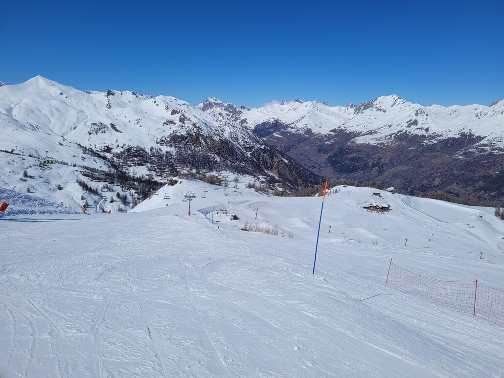 Das müsste auf der Piste Eftanis sein mit Blickrichtung Westen. Vallons links im Hintergrund.