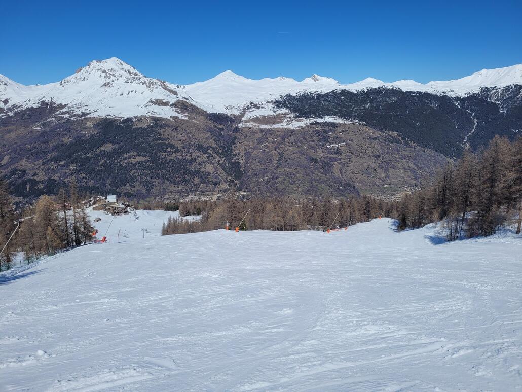Die sehr hohe Schneegrenze auf dem Nordhang ist eindrücklich, vor allem weil die Bedingungen zum Skifahren so super gut waren.
